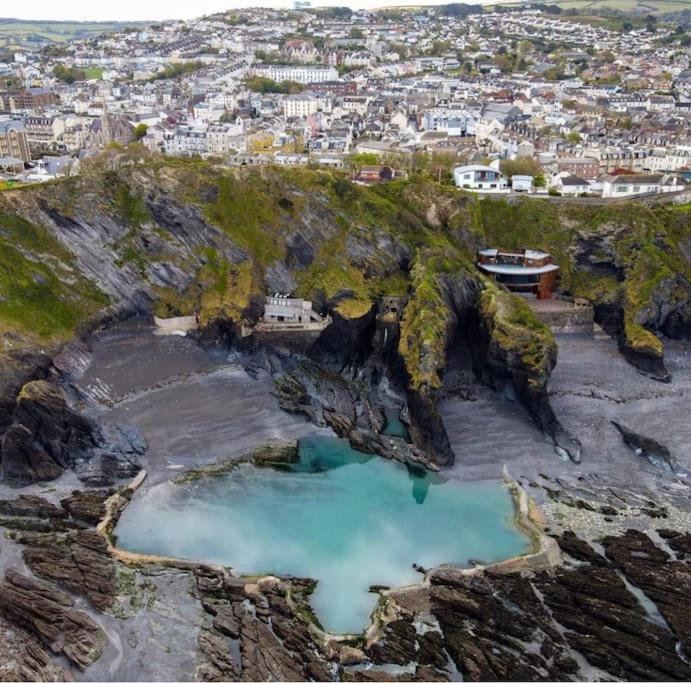 Paramount Apartments Ilfracombe, Arty Seaside Holiday Apartments 외부 사진