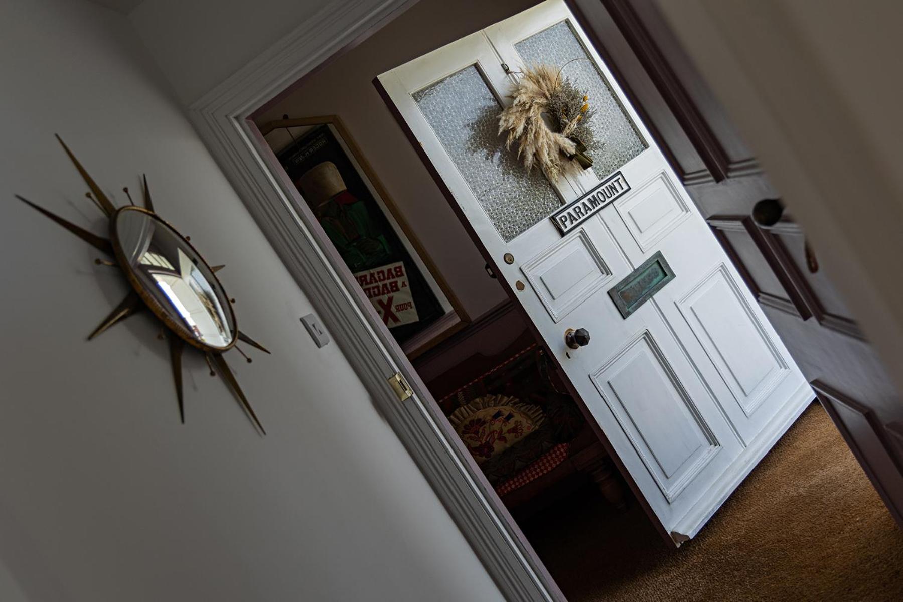 Paramount Apartments Ilfracombe, Arty Seaside Holiday Apartments 객실 사진