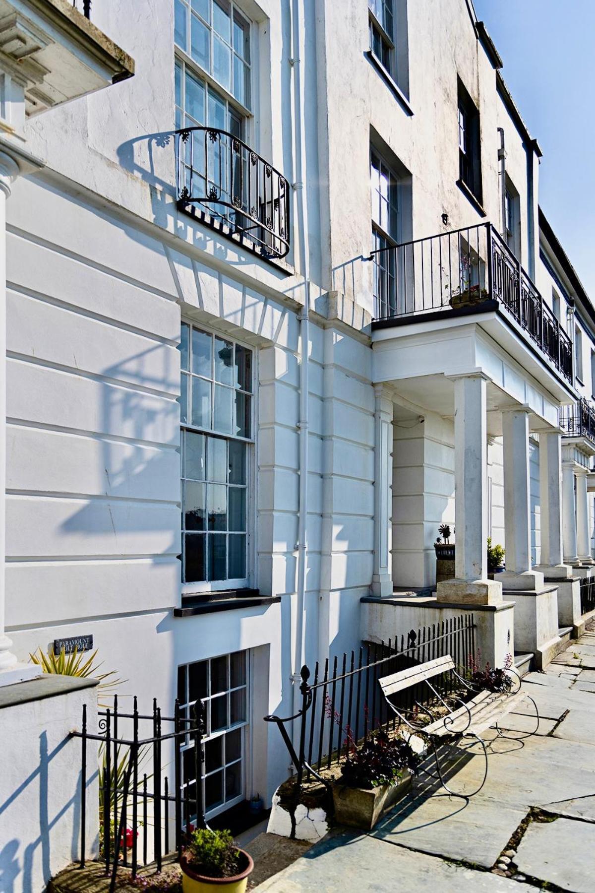 Paramount Apartments Ilfracombe, Arty Seaside Holiday Apartments 객실 사진